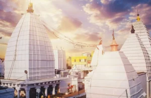 बैद्यनाथ ज्योतिर्लिंग मंदिर: देवघर का पवित्र ज्योतिर्लिंग और शक्तिपीठ देवघर में बैद्यनाथ ज्योतिर्लिंग मंदिर का एक विहंगम दृश्य, जो उसके पिरामिडनुमा शिखर और विशाल मंदिर परिसर को दर्शाता है।