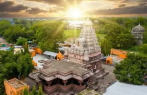 घृष्णेश्वर ज्योतिर्लिंग मंदिर:12वें ज्योतिर्लिंग का इतिहास, किंवदंती और महत्व घृष्णेश्वर ज्योतिर्लिंग मंदिर का मुख्य द्वार, वेरुल (एलोरा गुफाओं के पास), औरंगाबाद में स्थित भगवान शिव का पवित्र तीर्थस्थल।