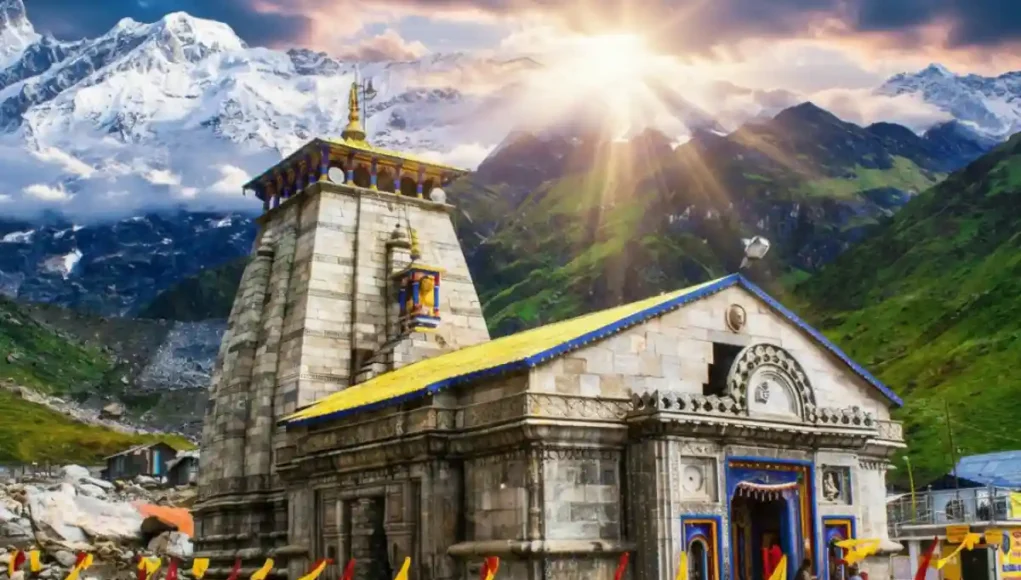 kedarnath-jyotirlinga-mandir-himalaya बर्फ से ढके हिमालय में स्थित केदारनाथ ज्योतिर्लिंग मंदिर का भव्य हवाई दृश्य, जो इसकी आध्यात्मिक शक्ति और हिमालयी सौंदर्य को दर्शाता है।