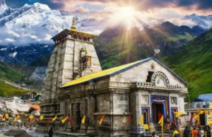 केदारनाथ ज्योतिर्लिंग: हिमालय का सबसे ऊँचा ज्योतिर्लिंग बर्फ से ढके हिमालय में स्थित केदारनाथ ज्योतिर्लिंग मंदिर का भव्य हवाई दृश्य, जो इसकी आध्यात्मिक शक्ति और हिमालयी सौंदर्य को दर्शाता है।