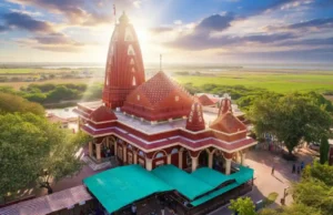 नागेश्वर ज्योतिर्लिंग: द्वारका का प्राचीन शिव मंदिर द्वारका में नागेश्वर ज्योतिर्लिंग मंदिर का एक शांत दृश्य, भगवान शिव की विशाल प्रतिमा और पवित्रता को दर्शाता है।