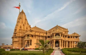 सोमनाथ मंदिर: इतिहास, ज्योतिर्लिंग महत्व और वास्तुकला गाइड सोमनाथ मंदिर का भव्य दृश्य, मारु-गुर्जर शैली की वास्तुकला और समुद्र किनारे स्थित पवित्र ज्योतिर्लिंग धाम।