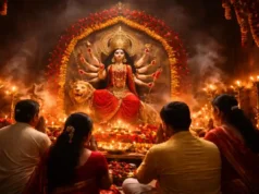 2026 में मासिक दुर्गाष्टमी और दुर्गा अष्टमी की पूरी जानकारी – उज्जैन से विशेष मासिक दुर्गाष्टमी के दिन माँ दुर्गा की पूजा करते श्रद्धालु, दीपक और लाल पुष्पों से सजा पूजा स्थल।