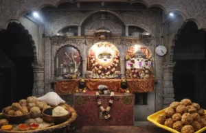 2026 सकट चौथ: तिथि, पूजा समय, चंद्र उदय और व्रत का महत्व सकट चौथ पर महिलाएं चंद्र दर्शन के बाद गणेश और सकट माता की पूजा करती हुई।