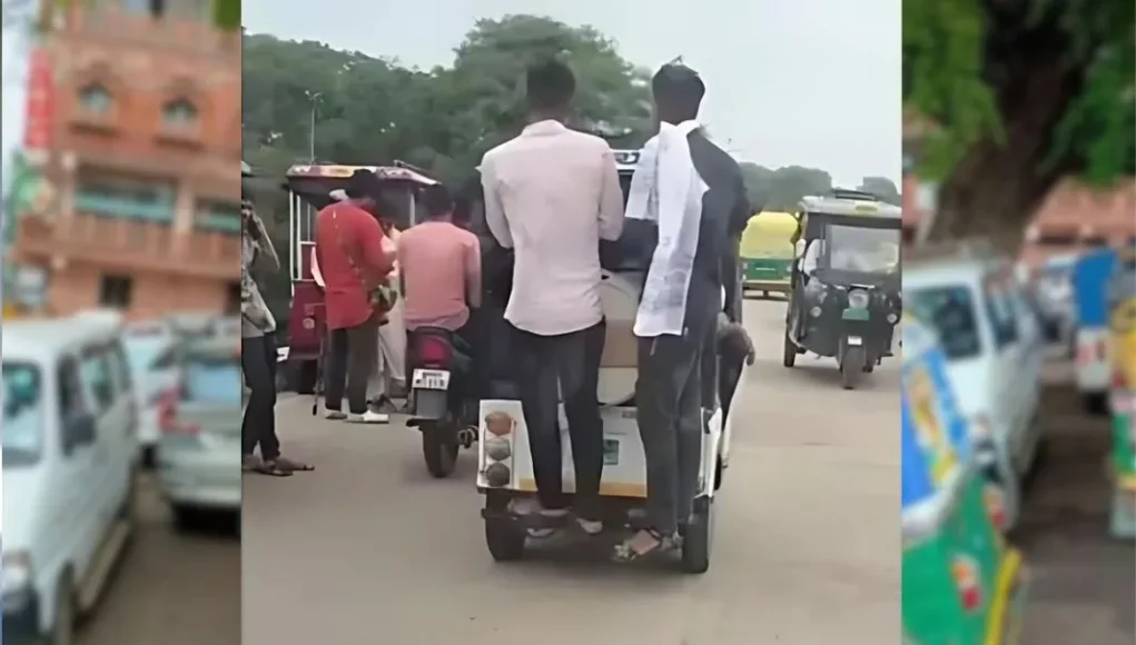 गढ़कालिका से कालभैरव जाते खतरनाक E-rickshaw Viral News