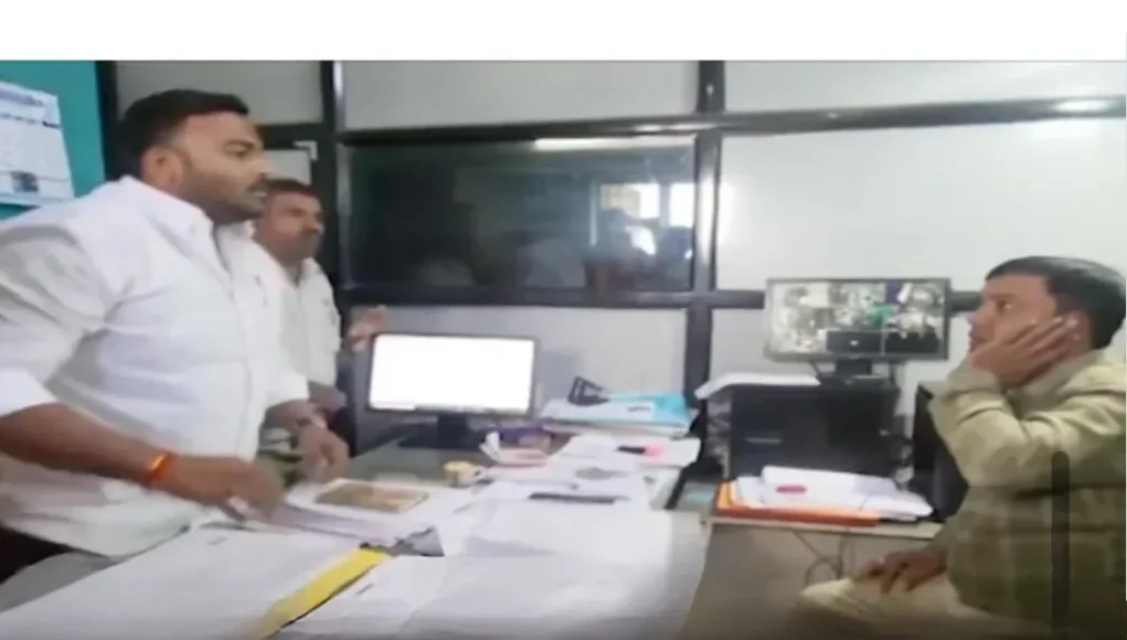 Attack on Bank Manager in Maharashtra, देखें वीडियो