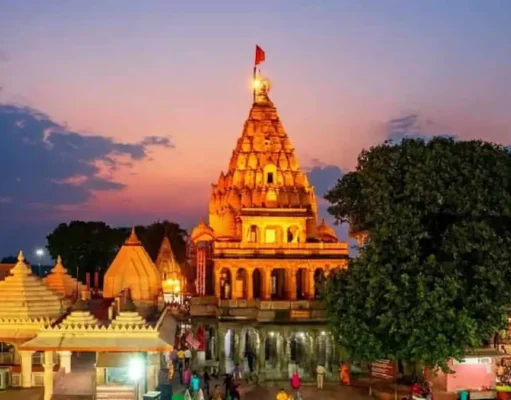 Mahakaleshwar Jyotirlinga: Ujjain’s Sacred South-Facing Shiva Temple Mahakaleshwar Jyotirlinga temple in Ujjain during evening aarti