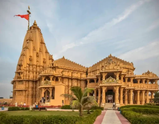 Somnath Temple: History, Jyotirlinga Significance & Architecture Guide Somnath Temple in Gujarat, a sacred Jyotirlinga shrine symbolizing faith, devotion, and centuries of resilience.