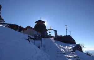 Tungnath Trek Guide: Complete Travel Tips for the World’s Highest Shiva Temple Pilgrims trekking to Tungnath Temple surrounded by Himalayan peaks – Tungnath Trek Guide