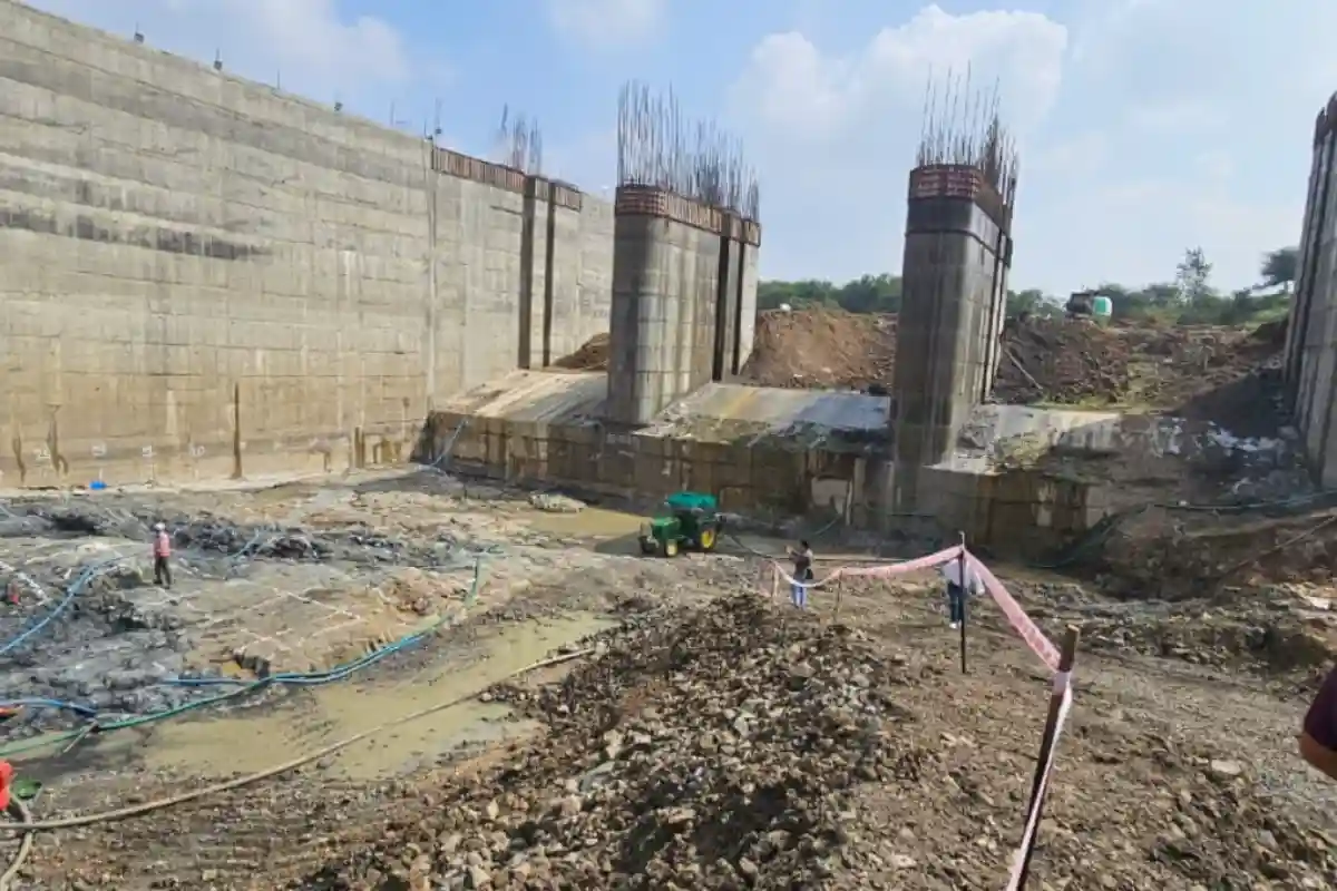 Ongoing construction at the Sewarkhedi–Silarkhedi project site in Ujjain, part of efforts to keep the Shipra River flowing year-round.