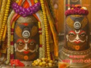 Divine Sunday Bhasma Aarti: Mahakaleshwar Jyotirlinga Adorned With Panchamrit, Silver Trishul and Floral Grandeur Mahakaleshwar Jyotirlinga decorated during early-morning Bhasma Aarti with silver trishul and flowers.
