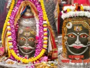 Sunday Bhasma Aarti Reveals Mahakal’s Royal Form in Ujjain, Devotees Witness Divine Darshan Devotees witness Lord Mahakal’s royal shringar during Sunday Bhasma Aarti at Mahakaleshwar Temple, Ujjain.