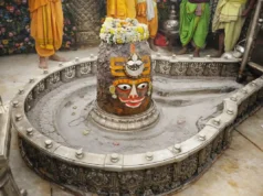 Friday Bhasma Aarti Reveals Mahakal’s Radiant Divine Form at Dawn Friday Bhasma Aarti at Mahakaleshwar Temple in Ujjain with Jyotirlinga adorned in sacred ash and flowers.
