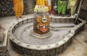 Friday Bhasma Aarti Reveals Mahakal’s Radiant Divine Form at Dawn Friday Bhasma Aarti at Mahakaleshwar Temple in Ujjain with Jyotirlinga adorned in sacred ash and flowers.