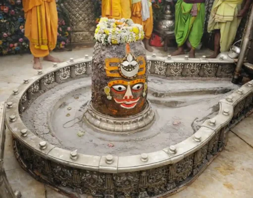 Friday Bhasma Aarti Reveals Mahakal’s Radiant Divine Form at Dawn Friday Bhasma Aarti at Mahakaleshwar Temple in Ujjain with Jyotirlinga adorned in sacred ash and flowers.